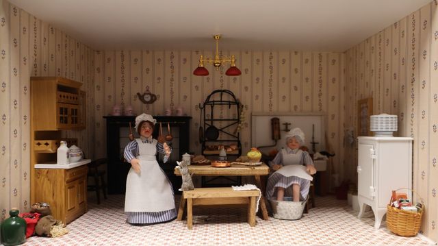 Diorama. Composition miniature, dans une vitrine en bois, vitre e...