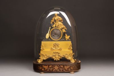 Pendule en bronze doré et patiné noir à décor d'élégante à l… - Photo 1