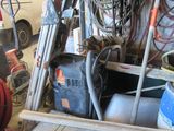 un tas d'objets et d'outils en tout genre dans un garage