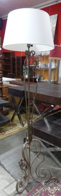 une lampe posée sur une table dans une pièce