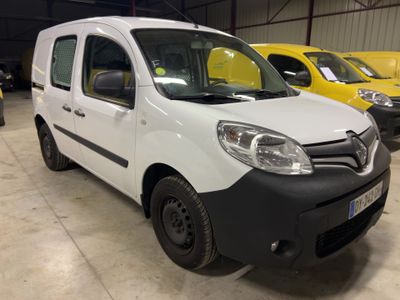 une camionnette blanche garée dans un garage