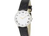 gros plan d'une montre-bracelet avec des chiffres romains