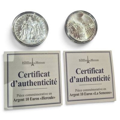deux pièces d'argent et une pièce d'argent sont posées sur une surface blanche