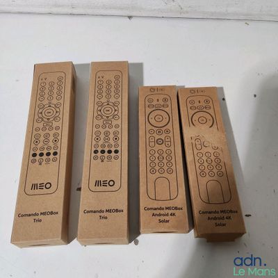 trois boîtes de télécommandes posées sur une table blanche