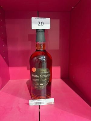 une bouteille d'alcool exposée dans une boîte rose