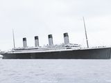 une photo en noir et blanc d'un grand bateau sur l'eau