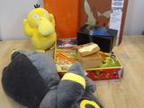 une peluche posée sur une table