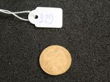 un gros plan d'une pièce de monnaie posée sur une surface noire, avec une étiquette de prix