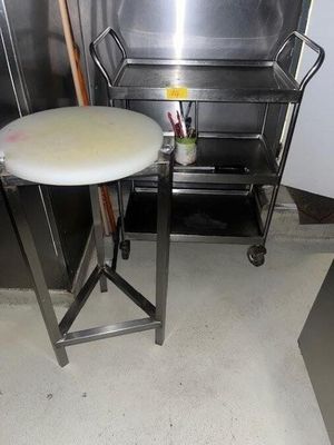 une petite table sur laquelle est posée une pizza, dans une cuisine