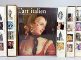 trois livres sont empilés sur une table