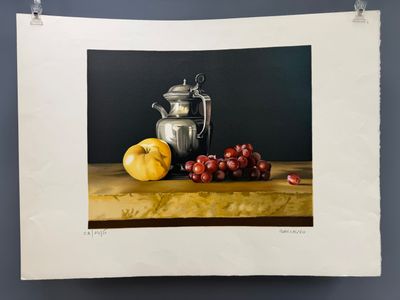 une image représentant une peinture d'une théière et de fruits posés sur une table