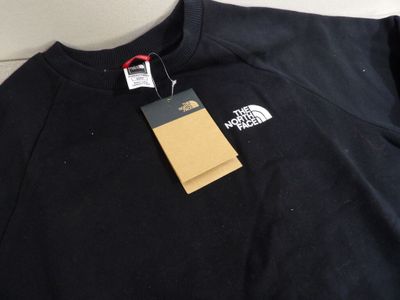 le logo The North Face au dos d'un sweat-shirt noir