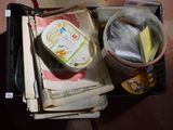 un plateau de nourriture posé par terre