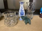 trois vases et une cruche posés sur un plan de travail