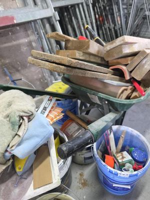 une brouette remplie d'outils posée sur un établi