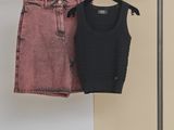 deux paires de shorts roses et noirs suspendus à un portant