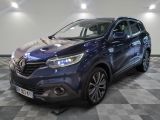 la voiture bleue est garée sur le sol en damier d'un garage
