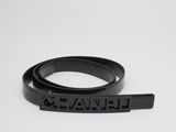 une ceinture en cuir noir avec une boucle en métal et un logo noir