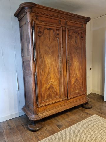 Importante armoire droite ouvrant à deux portes, décor de cannelu