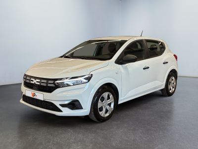Une voiture blanche est garée dans une pièce au sol gris.