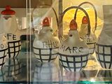 de nombreux vases et tasses exposés dans une vitrine