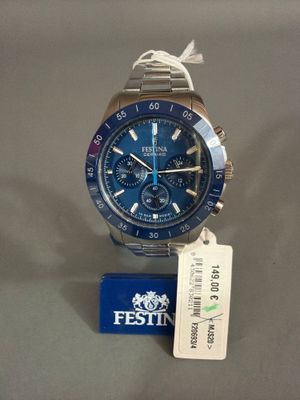 une photo d'une montre-bracelet au cadran bleu