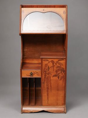 une vieille armoire en bois surmontée d'un miroir
