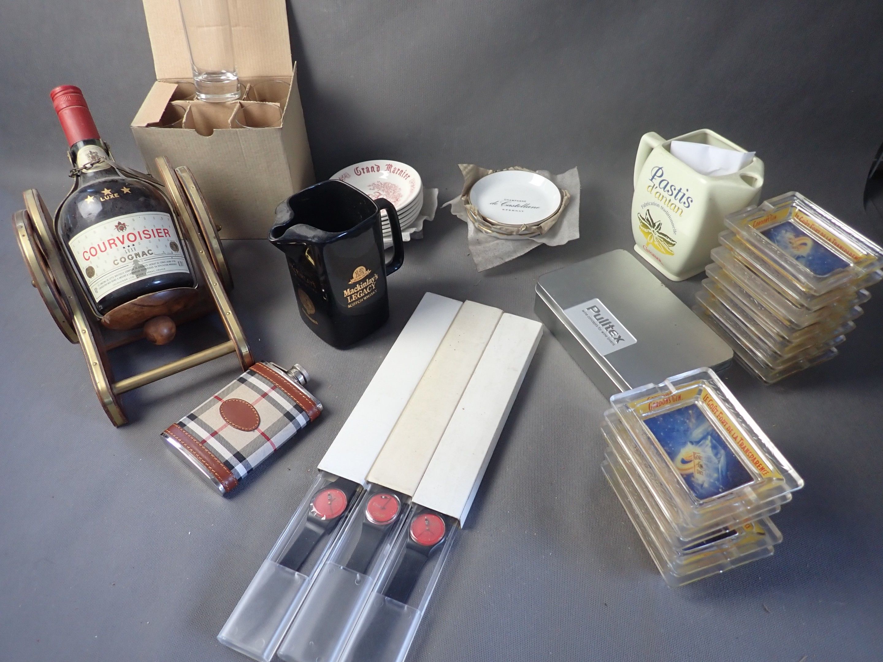 Lot objets publicitaires comprenant: verres , montres, cendr…