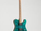 une guitare électrique avec un corps vert et un manche noir