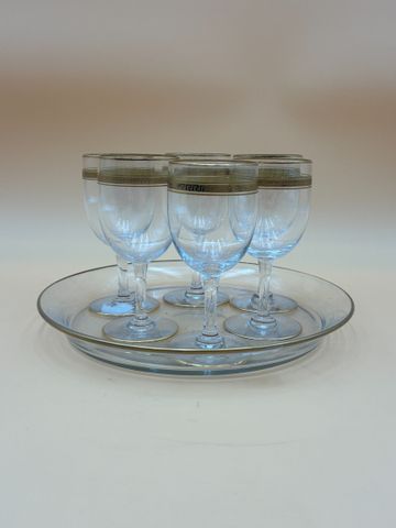 Six verres à pied en cristal avec plateau rond décor or