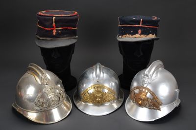 quatre types de casques différents sont alignés sur une surface noire