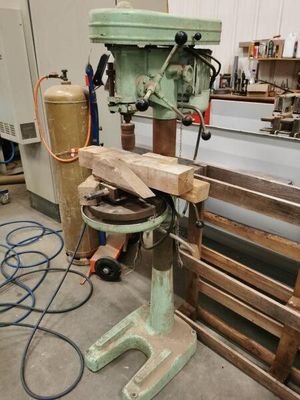une machine posée sur une table dans une pièce
