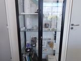 une vitrine en verre contenant de nombreux objets