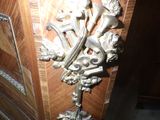 une porte en bois munie d'une poignée en métal et d'une horloge