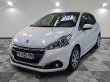 la petite voiture blanche est garée dans une grande pièce