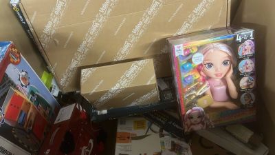 une boîte en carton contenant une poupée