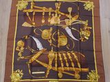 foulard en soie marron et doré représentant un homme à cheval