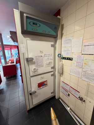 une porte sur laquelle sont posés un tas de papiers, dans une pièce