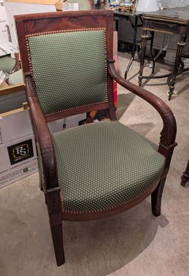 une chaise qui se trouve au milieu d'une pièce
