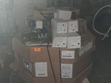 une pile de cartons posée sur une palette dans une pièce