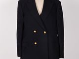 un manteau noir sur un mannequin sur fond blanc