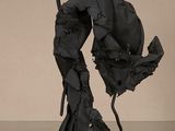une sculpture en papier noir posée sur une table