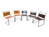 un lot de quatre chaises de couleurs et de tailles différentes