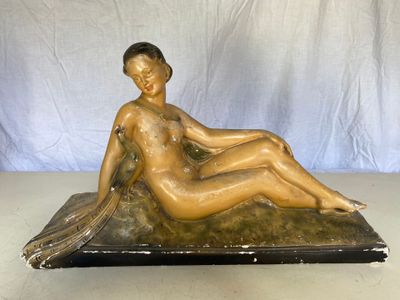sculpture en bronze représentant une femme allongée sur un livre