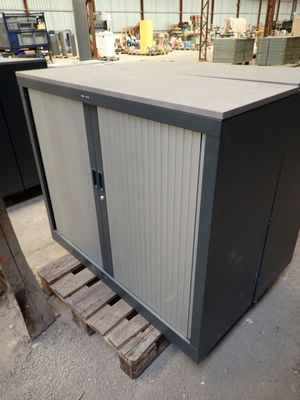 une armoire métallique au milieu d'un entrepôt