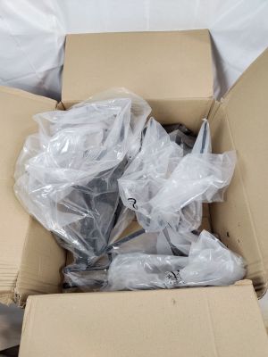 une boîte en carton contenant un certain nombre d'objets