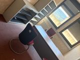 deux chaises et une table dans une pièce dotée d'une fenêtre