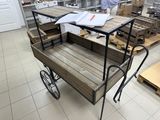 un chariot posé au milieu d'une pièce