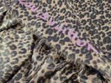 une écharpe à imprimé léopard avec des lettres roses