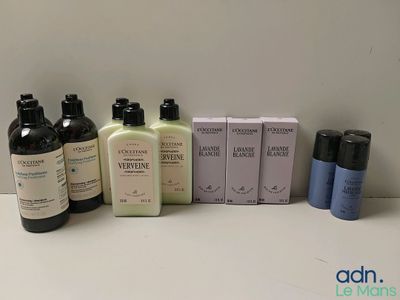 plusieurs flacons de différents types de produits de soin pour la peau posés sur une table